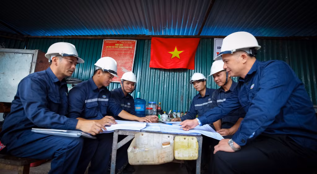Mỗi ca, mỗi kíp đều thấm đẫm tinh thần khẩn trương và ý chí không để chậm một nhịp tiến độ