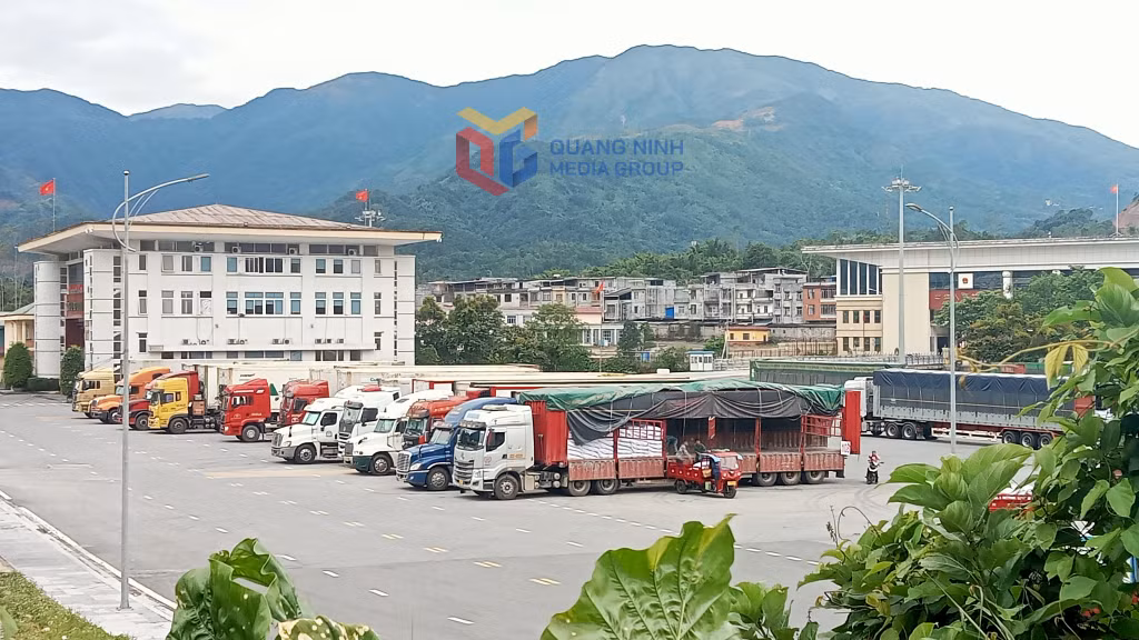 Bãi bốc xếp hàng hoá XNK tại Lối thông quan Bắc Phong Sinh (Việt Nam)-Lý Hoả (Trung Quốc) thuộc cặp cửa khẩu song phương Hoành Mô (Việt Nam)-Động Trung (Trung Quốc)