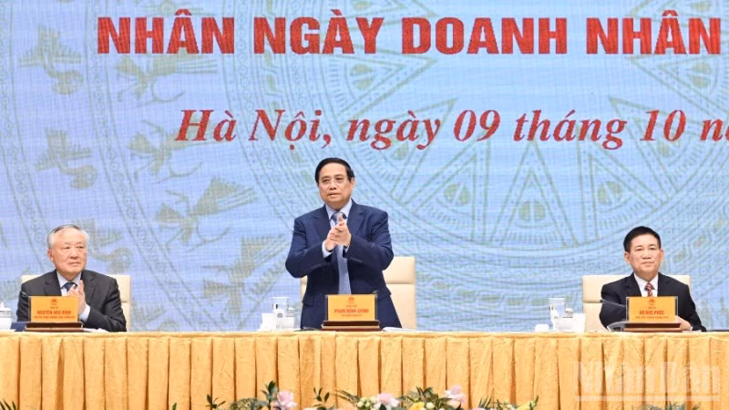 Thủ tướng Chính phủ Phạm Minh Chính chủ trì Hội nghị gặp mặt đại diện doanh nghiệp nhân Ngày Doanh nhân Việt Nam. (Ảnh: TRẦN HẢI)