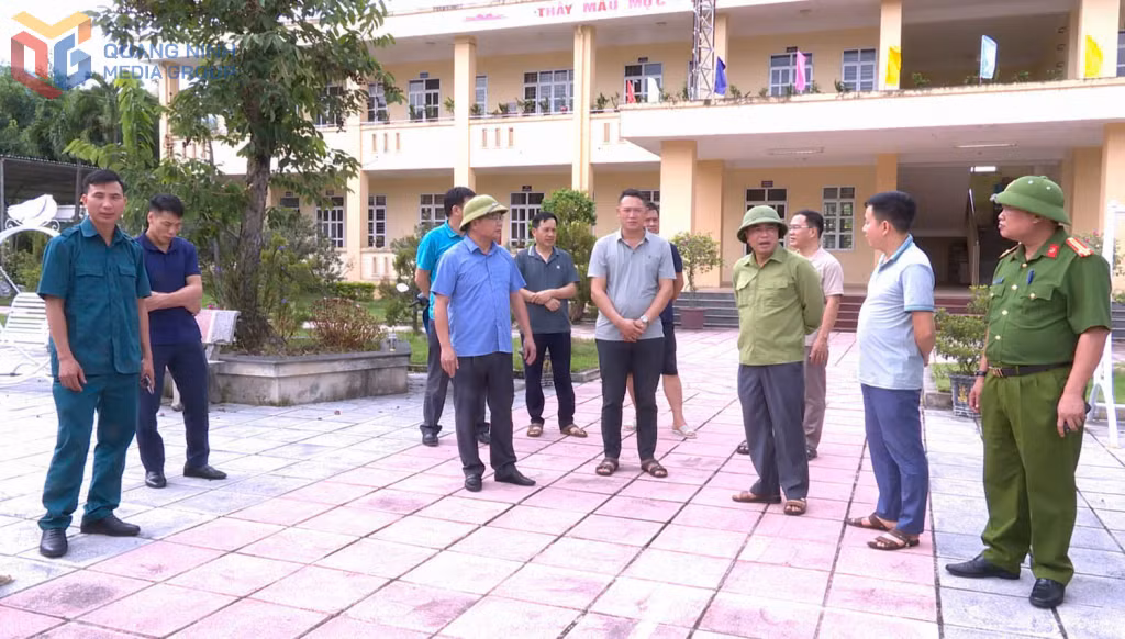 Lãnh đạo xã Ba Chẽ kiểm tra công tác ứng phó bão tại trường học.