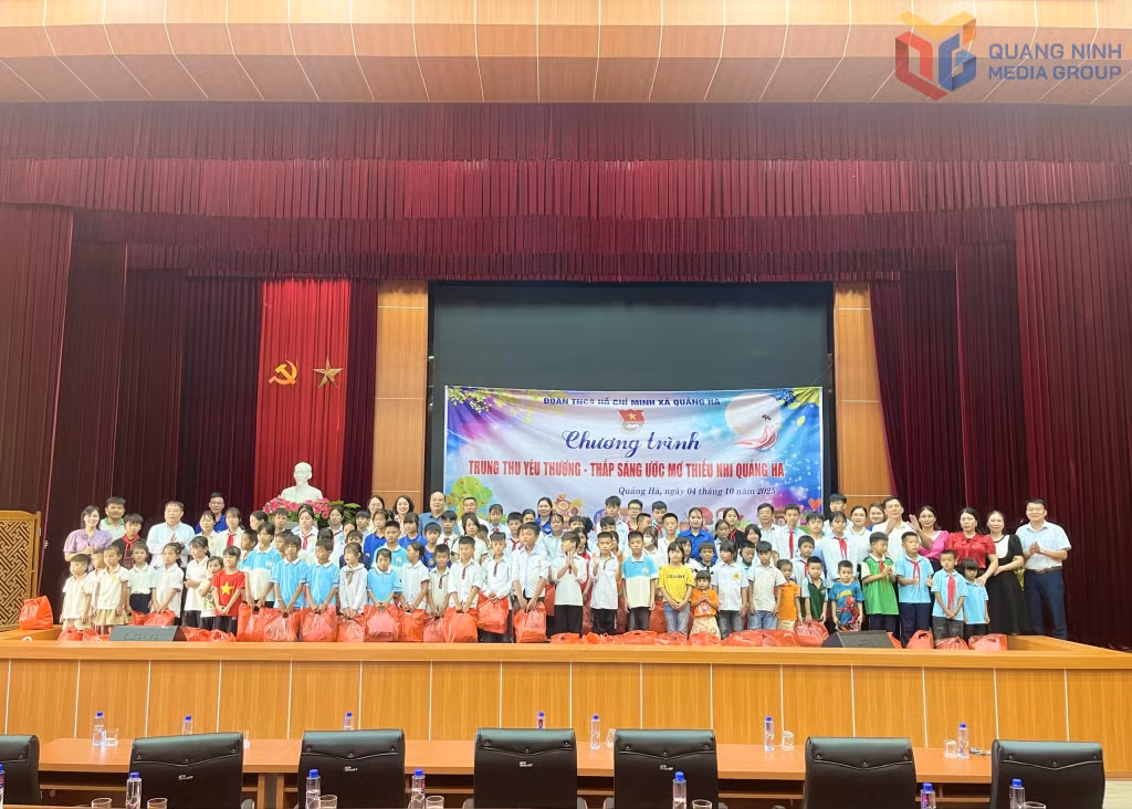 Các đồng chí lãnh đạo xã, các bạn đoàn viên thanh niên trao tặng 102 suất quà cho 102 em thiếu nhi có hoàn cảnh khó khăn trên địa bàn xã được đón Tết Trung thu