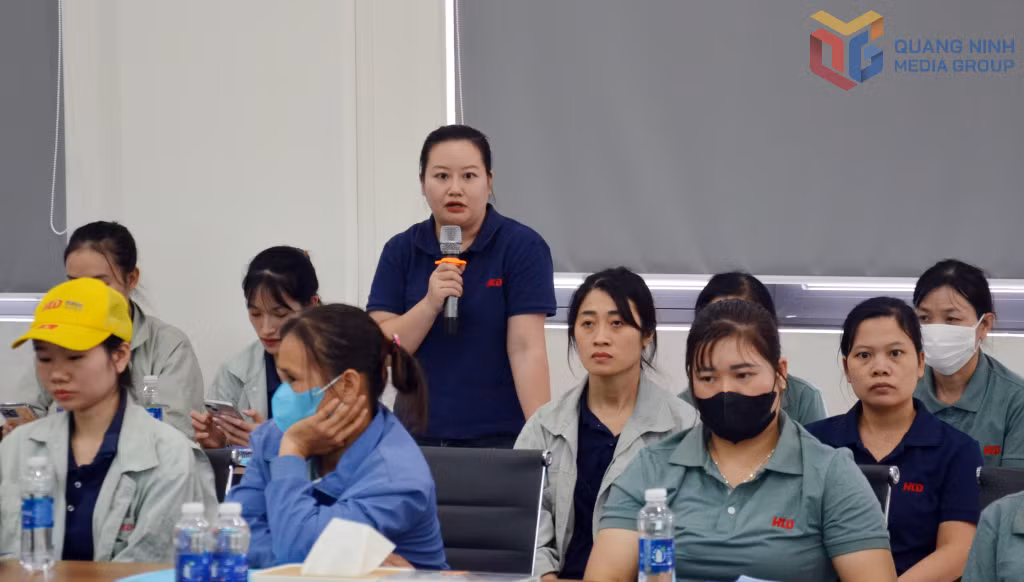 Chị Nguyễn Thị Thu Hạnh, Công nhân Phân xưởng may 1, Công ty TNHH May mặc Hoa Lợi Đạt Việt Nam (phường Cửa Ông) nêu câu hỏi vướng mắc về chế độ BHTN.