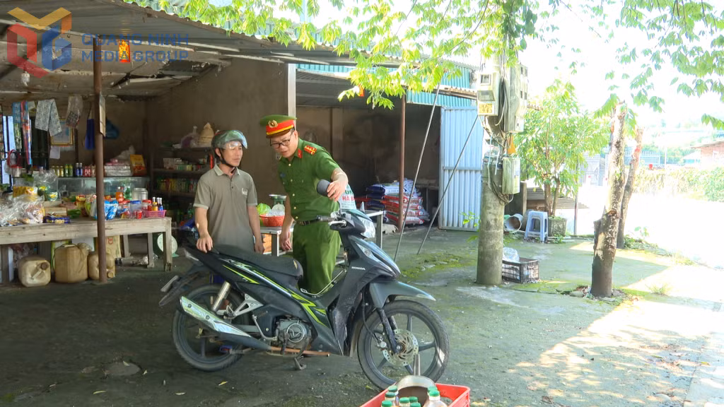 Công an xã Lục Hồn hướng dẫn người dân các quy định an toàn khi tham gia giao thông bằng xe mô tô.