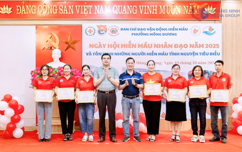 Phường Mông Dương tôn vinh các cá nhân có thành tích xuất sắc tiêu biểu trong phong trào hiến máu nhân đạo của phường.