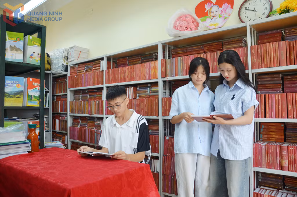 Học sinh lớp 12B, Trường PTDT nội trú THCS&amp;THPT tỉnh đọc sách ở thư viện.
