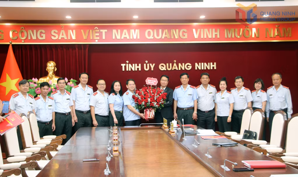 Lãnh đạo Thanh tra tỉnh, chúc mừng đồng chí Trần Văn Hưng, Phó Chánh Văn phòng Tỉnh ủy.
