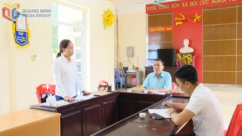 Bà Nguyễn Thị Huế tham gia họp chi ủy chi bộ thôn, chuẩn bị nội dung cho sinh hoạt chi bộ tháng 11.