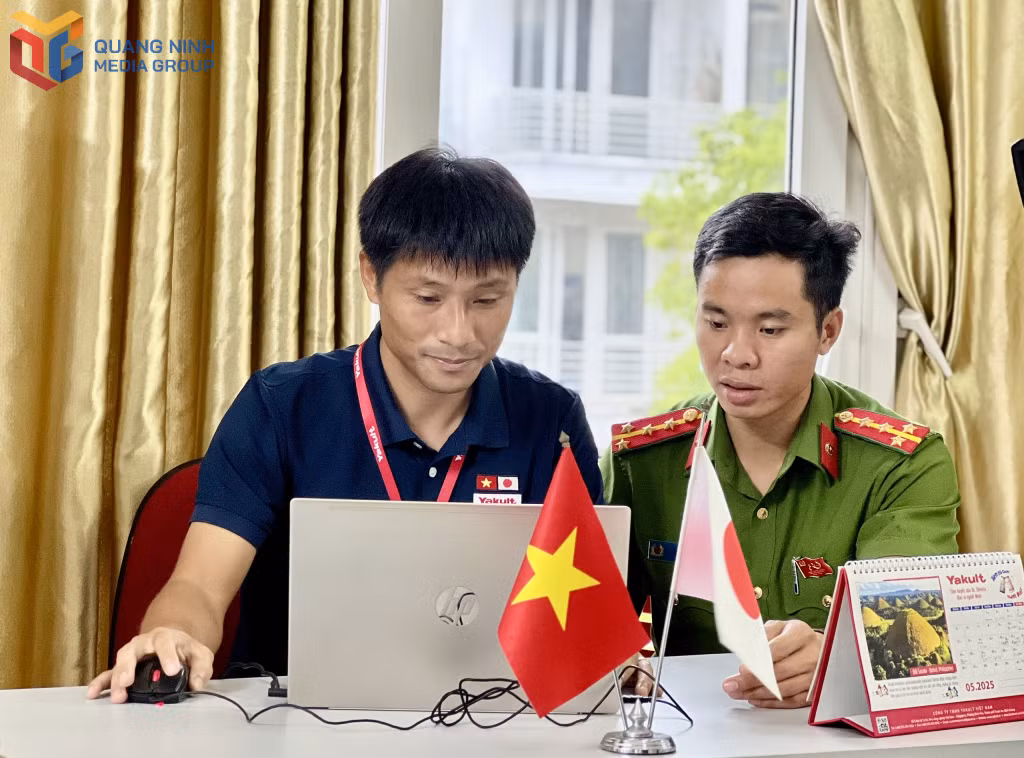 Cán bộ Phòng Cảnh sát PCCC&CNCH hướng dẫn cơ sở cập nhật thông tin lên hệ thống cơ sở dữ liệu quốc gia về PCCC.