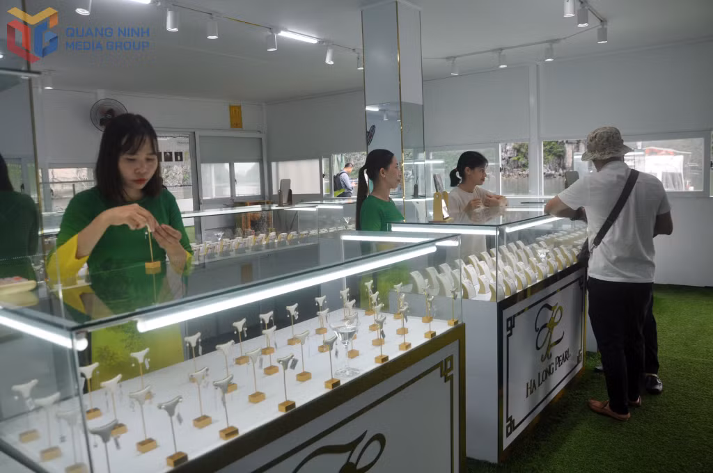 Trang sức làm từ ngọc trai nuôi cấy trên Vịnh Hạ Long được trưng bày tại khu vực Vung Viêng.