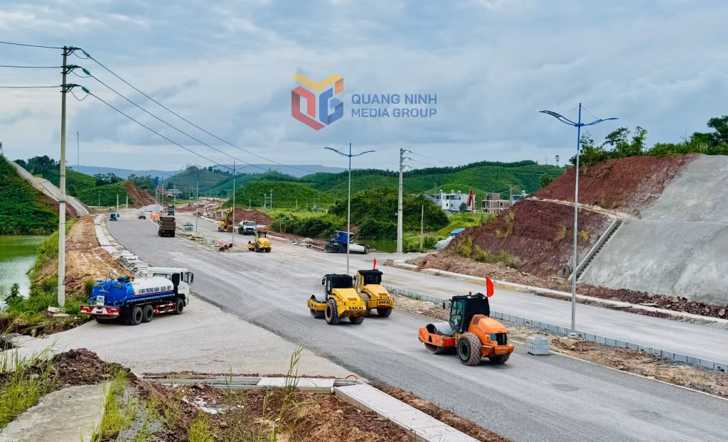 Nhà thầu thi công đoạn cuối tuyến dự án đường nối cầu 3 với khu tái định cư Đoàn Kết (đặc khu Vân Đồn). Ảnh: Mạnh Trường