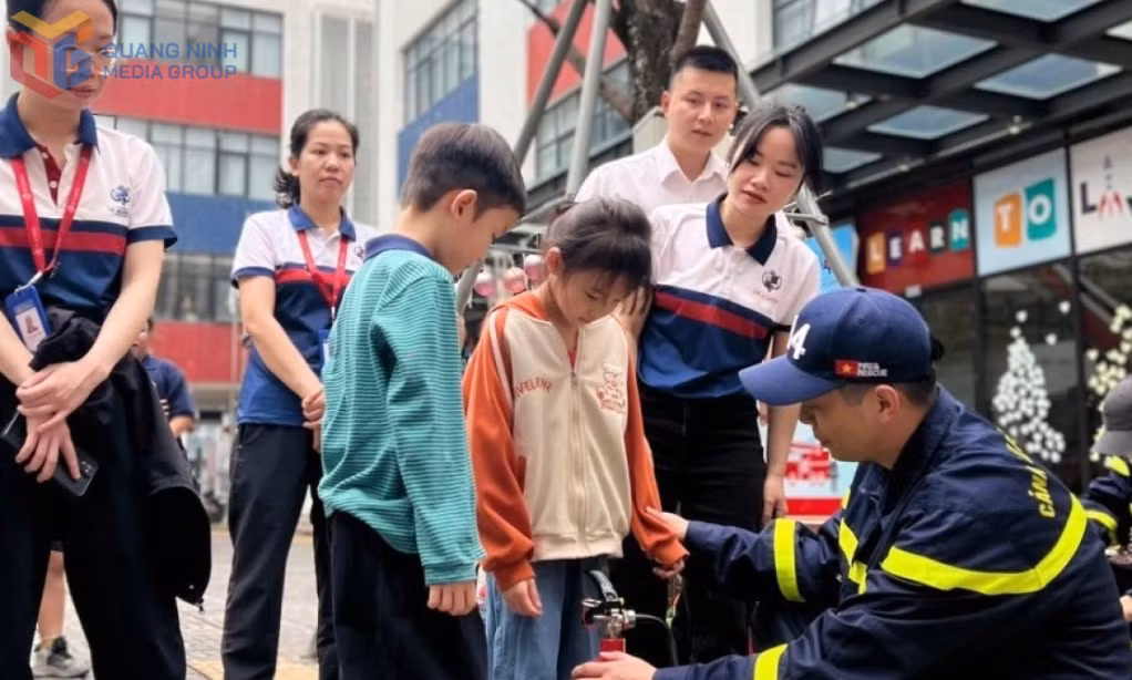 Phòng Cảnh sát PCCC&amp;CNCH (Công an tỉnh) hướng dẫn giáo viên, học sinh Trường Quốc tế Song Ngữ UKA sử dụng bình chữa cháy.