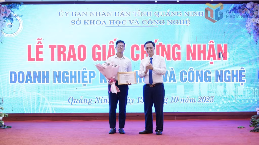 Lãnh đạo Sở KH&amp;CN trao giấy chứng nhận doanh nghiệp KHCN cho Công ty CP Mắc ca Yên Tử.