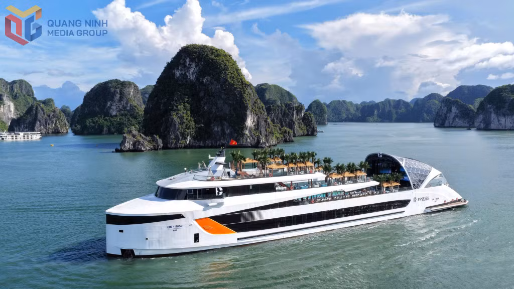 Không chỉ có thiên nhiên tươi đẹp, Vịnh Hạ Long còn thu hút du khách bởi những trải nghiệm đẳng cấp, độc đáo trên du thuyền sang trọng hiện đại. Trong ảnh: Du thuyền Dolphin được ví như “resort di động” trên biển mang đến những hành trình đa giác quan, nâng tầm chuẩn mực quốc tế và tiên phong định hình xu hướng mới cho du thuyền giải trí tại vùng vịnh di sản. 