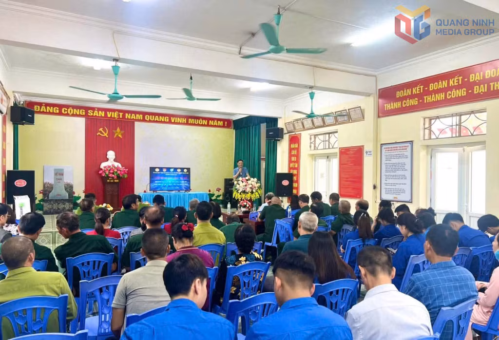 Ủy ban MTTQ phường Móng Cái 2 hướng dẫn đoàn viên, hội viên và nhân dân sử dụng công nghệ số.