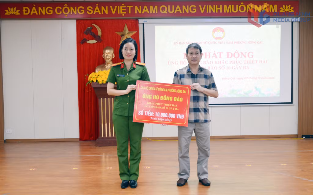 Lãnh đạo Ủy ban MTTQ phường Hồng Gai tiếp nhận ủng hộ của cán bộ, chiến sĩ Công an phường Hồng Gai ủng hộ đồng bào bị ảnh hưởng cơn bão số 10.