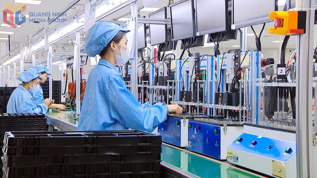Sản xuất thiết bị điện tử tại Công ty TNHH Kỹ thuật điện tử Tonly Việt Nam tại KCN Đông Mai. Ảnh: Mạnh Trường