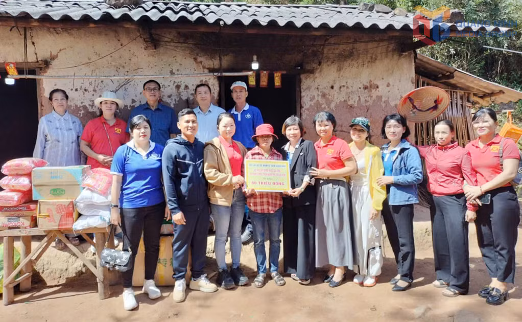 Hội Bảo trợ NKT-TMC tỉnh và Nhóm Từ thiện Quảng Ninh thân yêu trao 80 triệu đồng hỗ trợ gia đình bà Chìu Si Múi ở thôn Ngàn Phe (xã Lục Hồn) để xây dựng ngôi nhà mới.