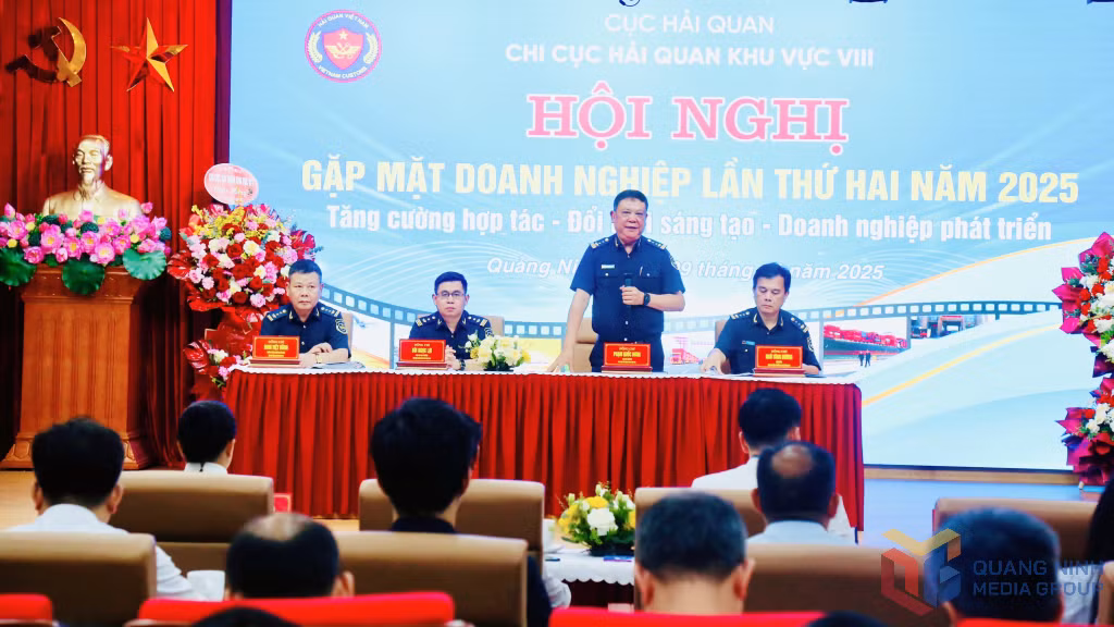 Lãnh đạo Chi cục Hải quan khu vực VIII phát biểu ý kiến tại hội nghị.