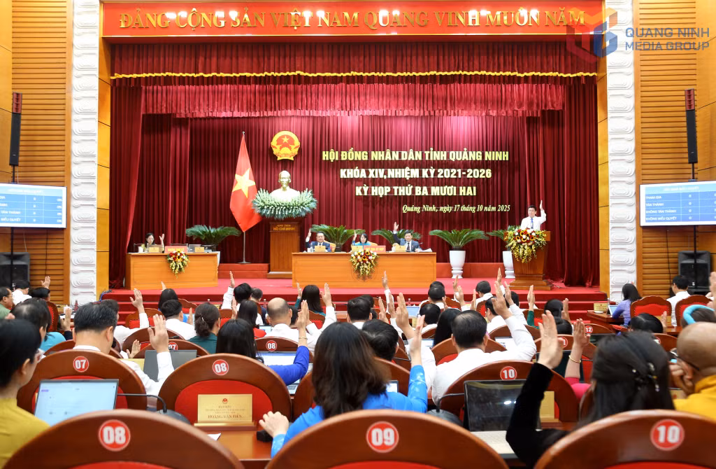Chủ tọa kỳ họp và các đại biểu HĐND tỉnh biểu quyết thông qua các Nghị quyết tại kỳ họp.
