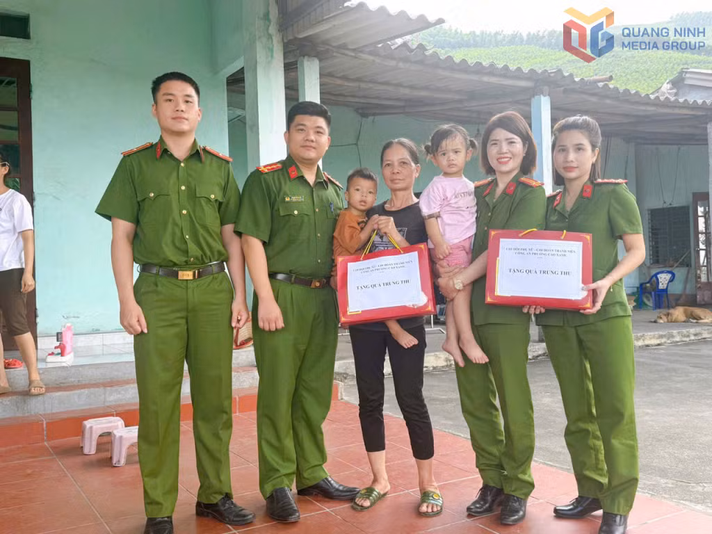 Hội Phụ nữ và Đoàn Thanh niên Công an phường Cao Xanh tặng quà cho gia đình chị Hoàng Thị Minh Nguyệt tại khu Hà Khánh 5 (phường Cao Xanh).