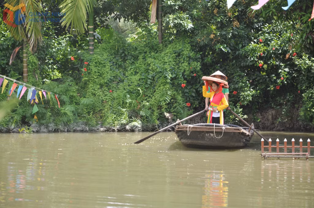 Hát quan họ phục vụ du khách đến khu du lịch làng quê Yên Đức.