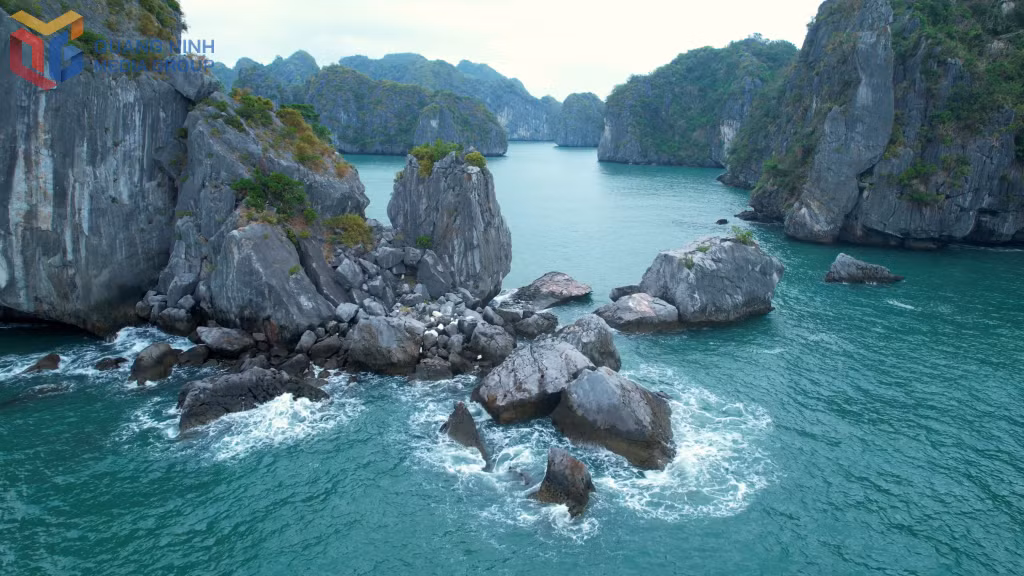 Những khối đá vôi sừng sững giữa làn nước xanh biếc là nét chấm phá kỳ ảo làm nên vẻ đẹp độc của Di sản thiên nhiên thế giới Vịnh Hạ Long.
