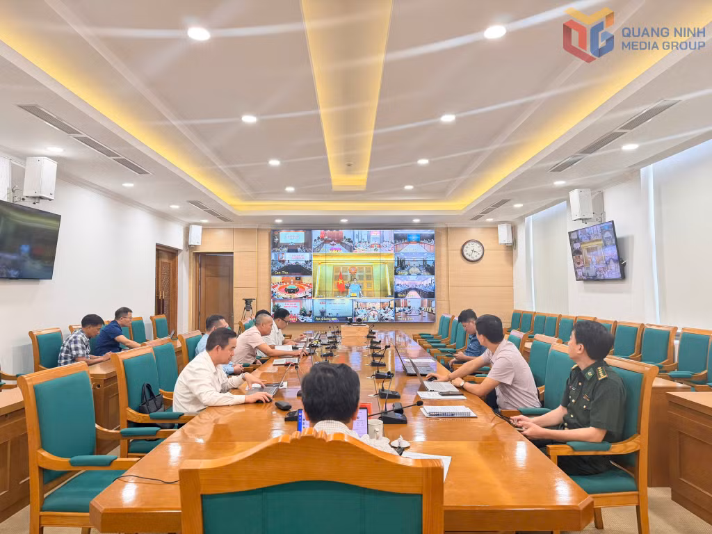 Đồng chí Trần Hồng Hà, Phó Thủ tướng Chính Phủ phát biểu tại cuộc họp.