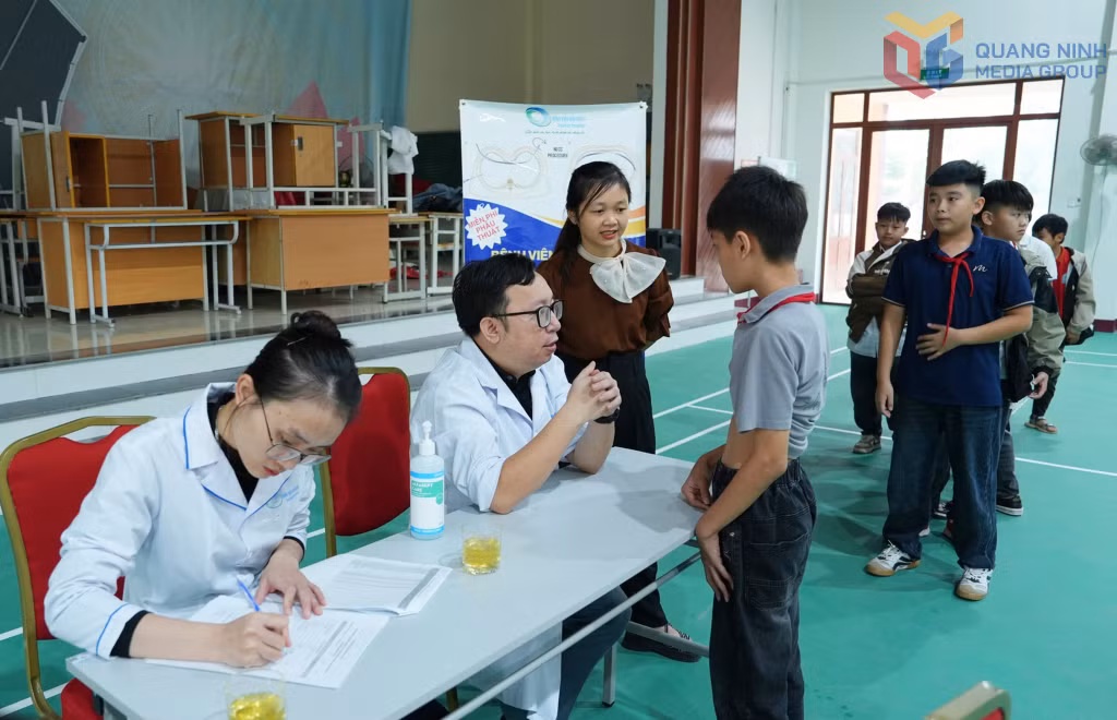 Bác sĩ Bệnh viện Bãi Cháy khám sàng lọc tật lồng ngực bẩm sinh cho trẻ em tại Trường THCS Đầm Hà 1.