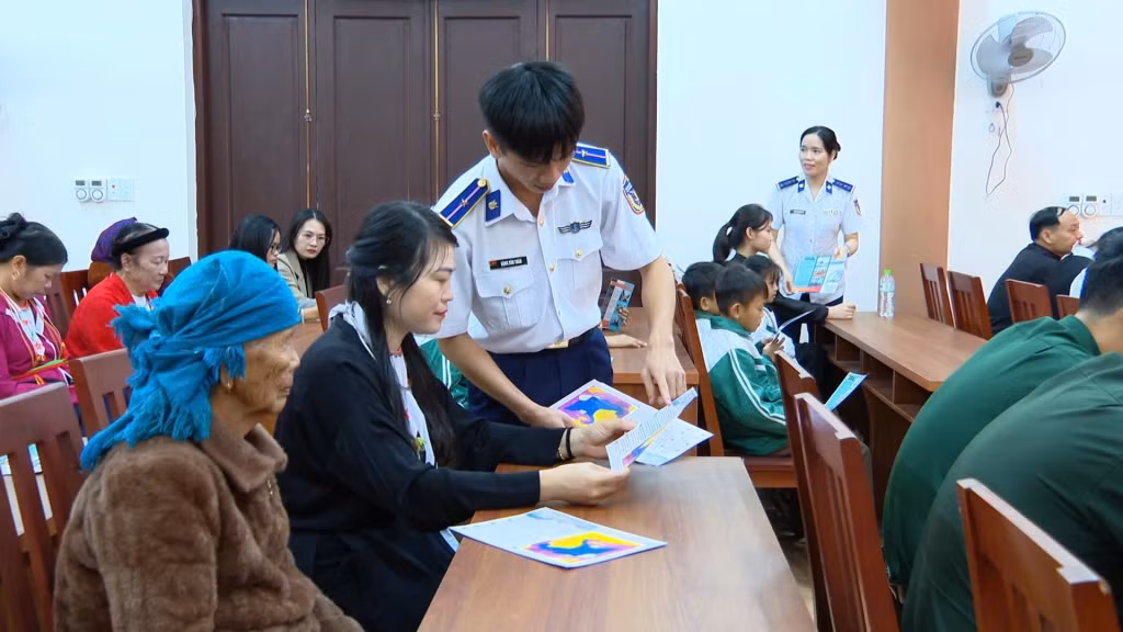 Lực lượng Cảnh sát biển phát tờ rơi tuyên truyền về các quy định đánh bắt, khai thác thuỷ hải sản an toàn.