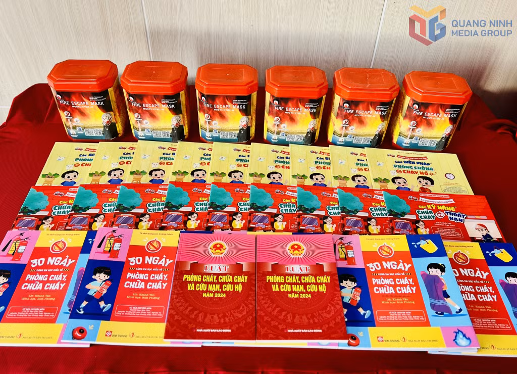 Một số sách, cẩm nang và thiết bị PCCC&CNCH thông dụng được đơn vị tặng cho Trung tâm.