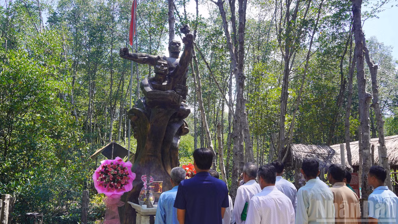 Một trong những khu rừng ngập mặn lớn nhất thế giới, được UNESCO công nhận là khu dự trữ sinh quyển thế giới. Nhưng với người dân Việt Nam, Rừng Sác còn mang một ý nghĩa thiêng liêng hơn: Vùng đất oai hùng, thấm đẫm mồ hôi, máu xương và chiến công lừng lẫy của những chiến sĩ đặc công.
