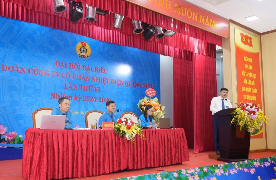 Đồng chí Phạm Anh Văn, Phó Chủ tịch Công đoàn Tổng Công ty Phát điện 1 phát biểu tại Đại hội.