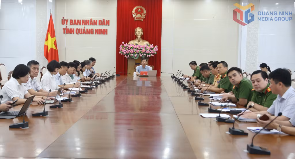 Đồng chí Lê Văn Ánh PCT UBND tỉnh và các đại biểu dự hội nghị tại điểm cầu UBND tỉnh.