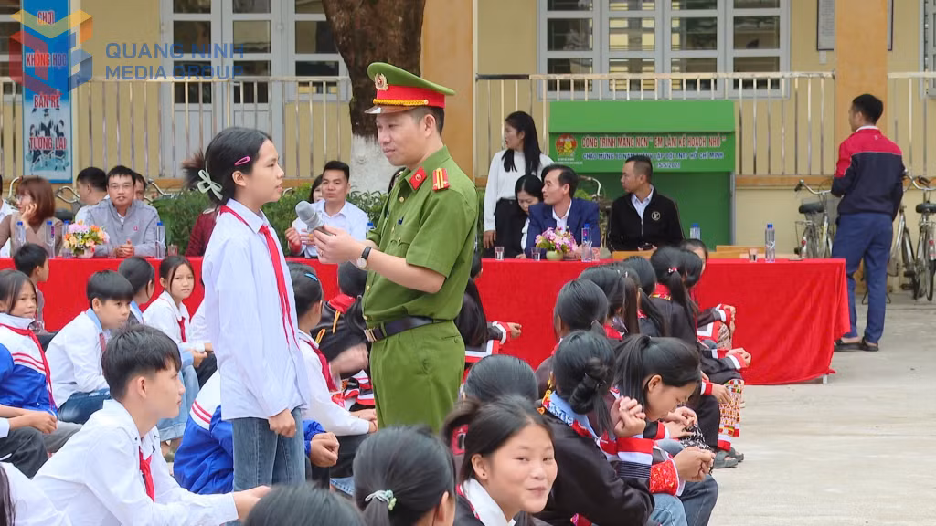 Công an xã Đường Hoa tổ chức tuyên truyền Luật Trật tự, ATGT cho học sinh trên địa bàn.