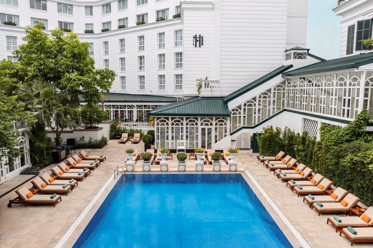 Khách sạn Sofitel Legend Metropole Hà Nội là khách sạn cổ kính nhất ở Hà Nội với tuổi đời 124 năm. Tọa lạc trên phố Ngô Quyền, cách Nhà hát lớn, hồ Gươm chỉ vài trăm mét, khách sạn này từng đón tiếp nhiều nguyên thủ quốc gia, nghệ sĩ, doanh nhân nổi tiếng thế giới.
