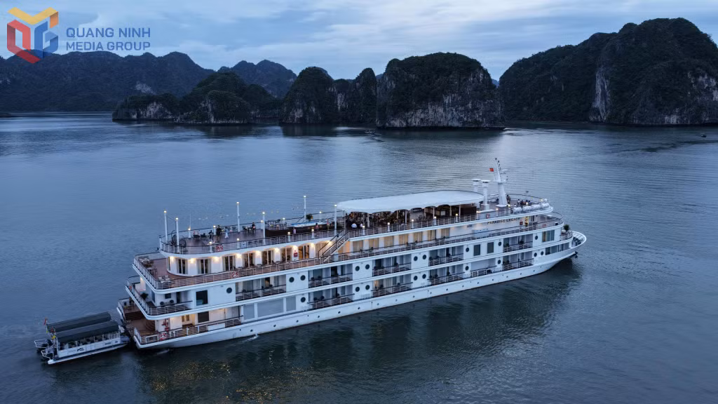 Du thuyền ngủ đêm 5 sao Paradise Legacy mới đi vào hoạt động từ đầu tháng 10/2025 mang đến sự giao thoa giữa tinh hoa văn hóa đồng bằng Bắc Bộ và nét sang trọng đương đại, mở ra những trải nghiệm văn hóa đặc sắc cho du khách ngay trong lòng Vịnh di sản.