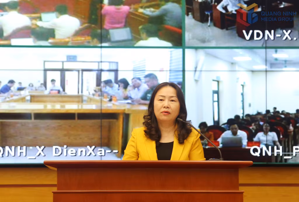 Đồng chí Vi Ngọc Bích, Trưởng Ban Tổ chức Tỉnh ủy báo cáo tổng kết thực hiện Nghị quyết số 18-NQ/TW của BCH Trung ương Đảng.