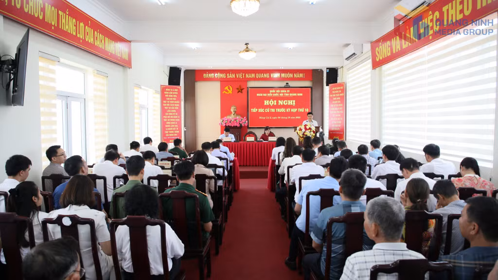Quang cảnh buổi tiếp xúc cử tri tại điểm cầu trực tiếp tại phường Móng Cái 2.