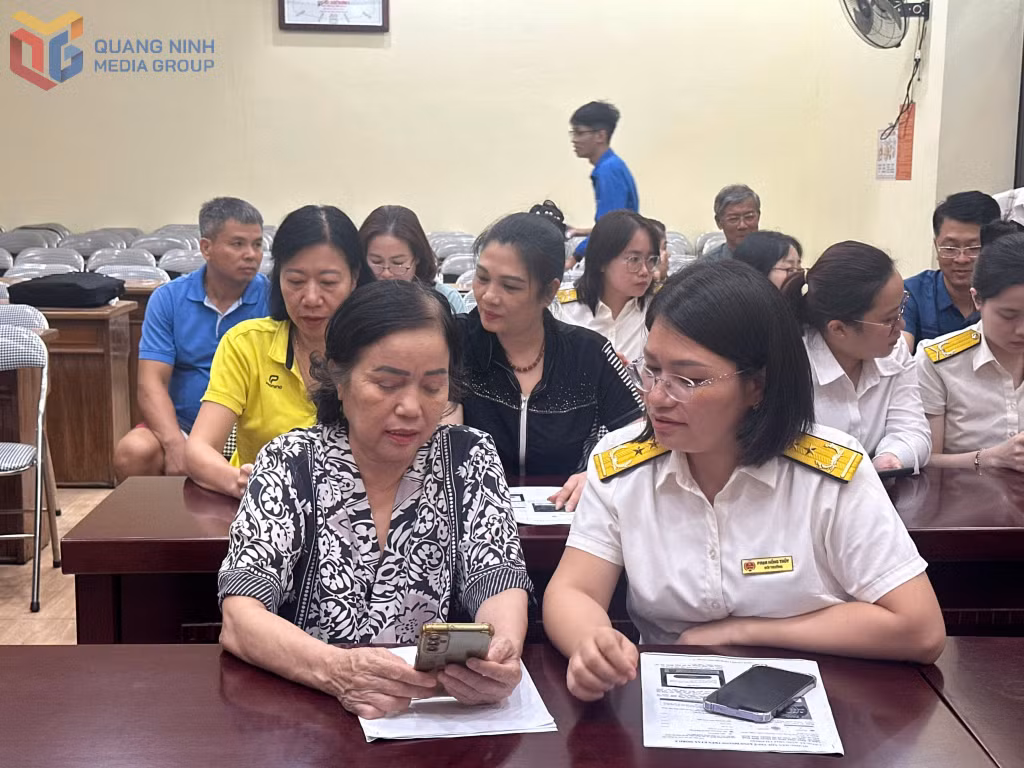 Cán bộ Thuế Cơ sở 1 Quảng Ninh hướng dẫn người dân phường Hồng Gai cài đặt Etaxmobile.