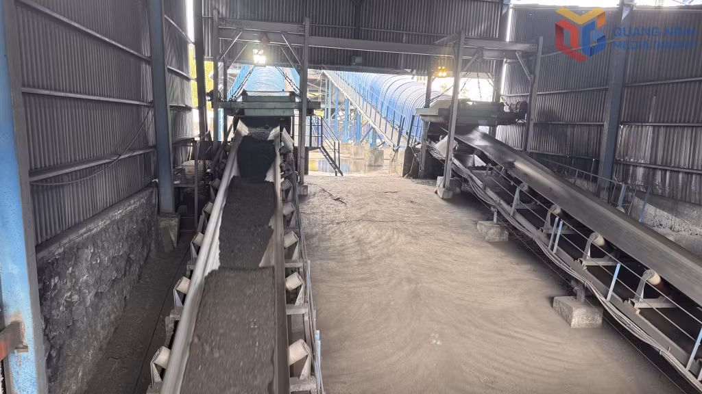 Dây chuyền sản xuất than ở kho G9, Công ty Kho vận và Cảng Cẩm Phả - TKV.