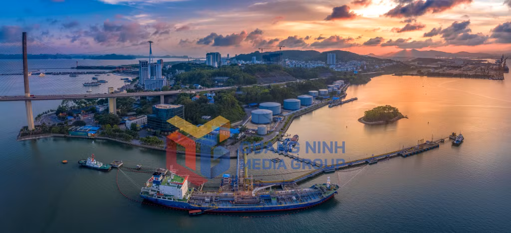 Chiều trên cảng dầu. Ảnh: Hoàng Ngọc Nghĩa