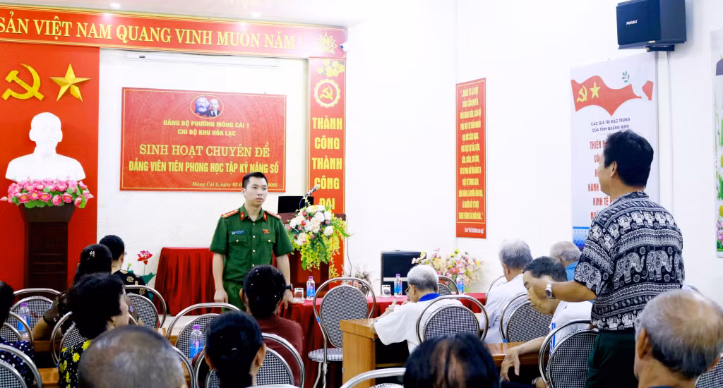 Sinh hoạt chuyên đề “Đảng viên tiên phong học tập kĩ năng số”.