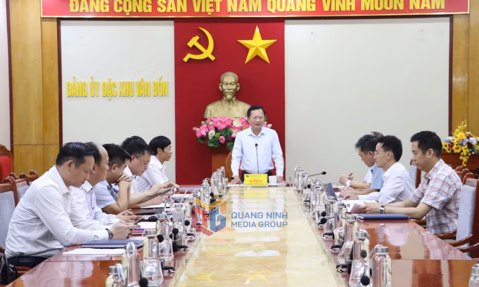 Đồng chí Cao Tường Huy, Bí thư Đảng ủy đặc khu Vân Đồn, chủ trì hội nghị của Đảng ủy về triển khai thực hiện nghị quyết của Đại hội đại biểu Đảng bộ tỉnh lần thứ XVI.