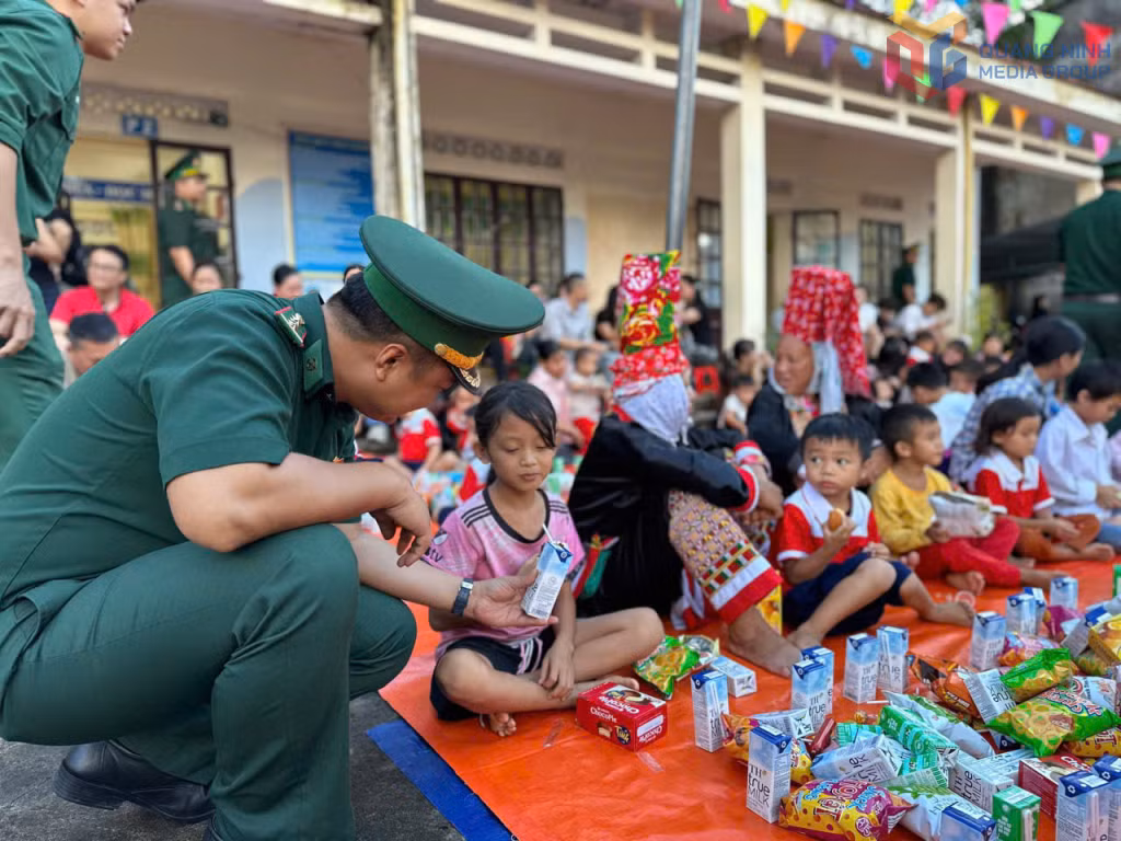 Lãnh đạo Đồn BPCK Hoành Mô phát quà trung thu cho các cháu thiếu nhi.