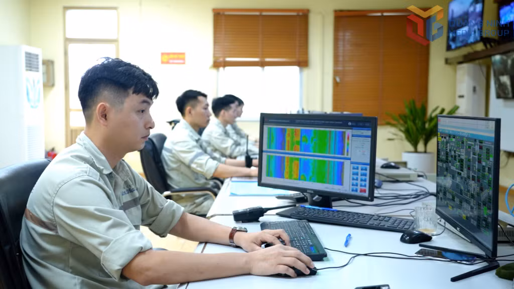 Kỹ sư theo dõi hệ thống giám sát khí thải tự động tại Nhà máy Xi măng Lam Thạch.