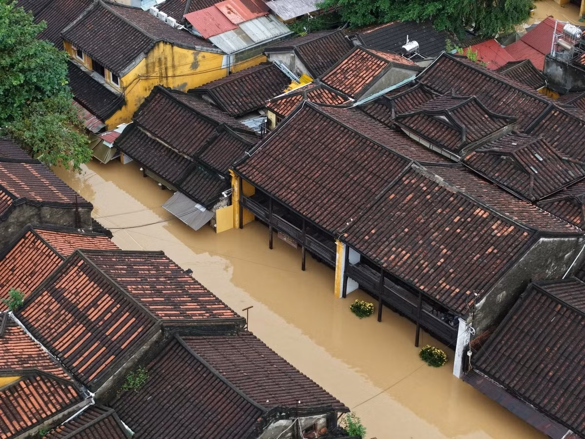 Một dãy nhà tại phố cổ ngập gần chạm mái. Ảnh: Lê Quang Nhựt.