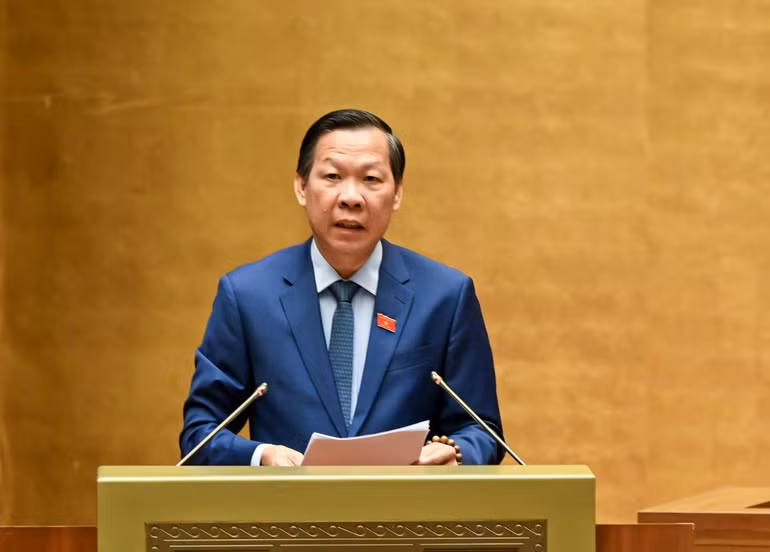 Chủ nhiệm Ủy ban Tài chính và Ngân sách Phan Văn Mãi trình bày tóm tắt Báo cáo thẩm tra dự án Luật. Ảnh: DUY LINH.