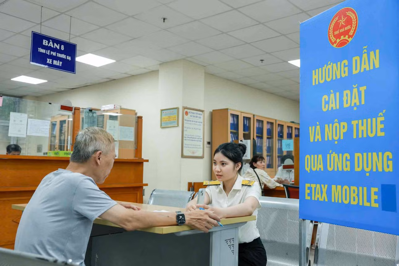 Người dân đến làm thủ tục thuế tại Cơ sở 4. Ảnh: Hải Nguyễn