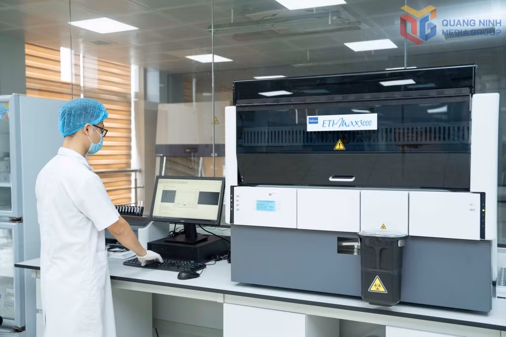 Hệ thống máy xét nghiệm của CDC Quảng Ninh kết nối trực tuyến với hệ thống quản lý dữ liệu, giúp truy xuất thông tin nhanh chóng.