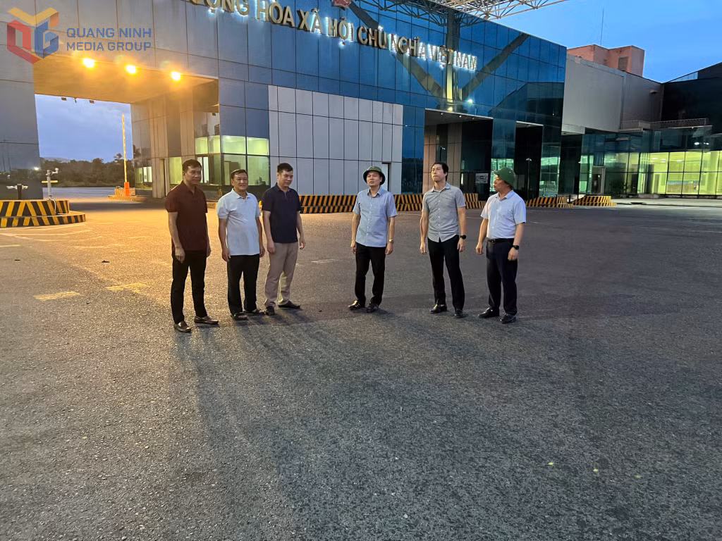Lãnh đạo Ban Quản lý Khu kinh tế tỉnh trao đổi với Ban Quản lý cửa khẩu tỉnh về công tác phòng chống bão.